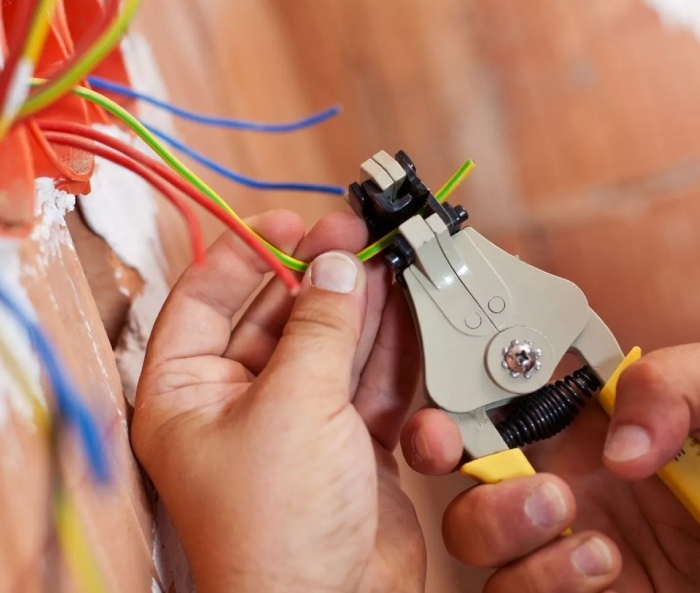 24/7 emergency electrician Aberdeen restoring power in a family home